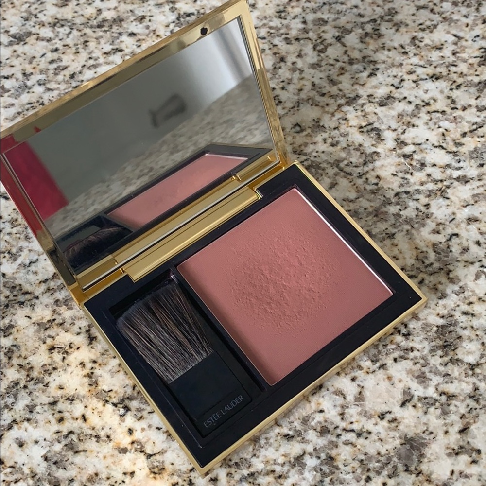 ESTĒE LAUDER sculpting blush in 140 Alluring Rose